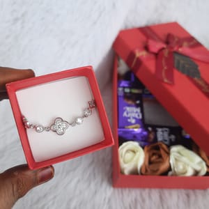 Bracelet Hamper